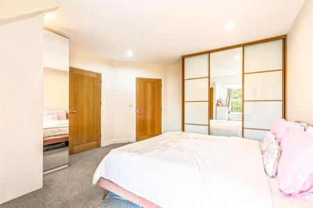 2 bedroom Flat for sale in Knighton Park Road, Leicester