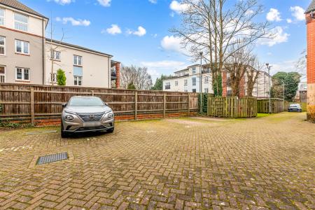 2 bedroom Flat for sale in Knighton Park Road, Leicester