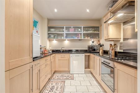 2 bedroom Flat for sale in Knighton Park Road, Leicester