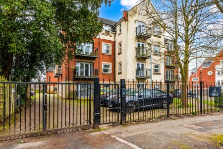2 bedroom Flat for sale in Knighton Park Road, Leicester