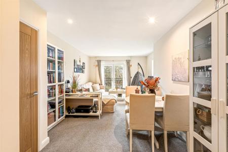 2 bedroom Flat for sale in Knighton Park Road, Leicester