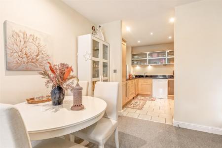 2 bedroom Flat for sale in Knighton Park Road, Leicester