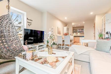 2 bedroom Flat for sale in Knighton Park Road, Leicester