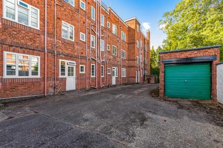 2 bedroom Flat for sale in Knighton Park Road, Stoneygate, Leicester