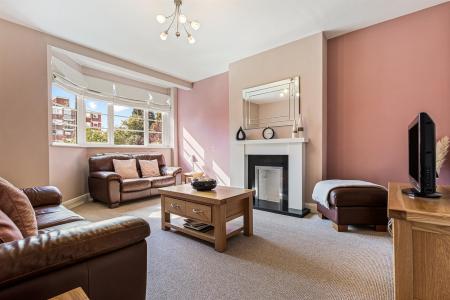 2 bedroom Flat for sale in Knighton Park Road, Stoneygate, Leicester
