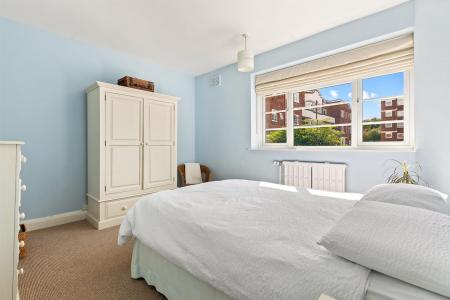 2 bedroom Flat for sale in Knighton Park Road, Stoneygate, Leicester