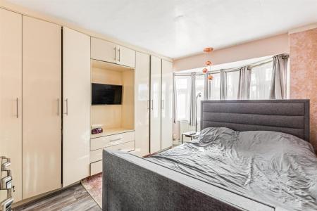 3 bedroom Semi-detached house for sale in Cairnsford Road, Leicester