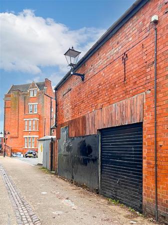 5 bedroom Terraced House for sale in Evington Road, Leicester