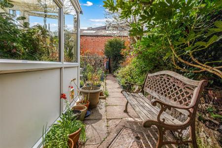 5 bedroom Terraced House for sale in Evington Road, Leicester