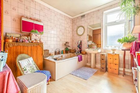 5 bedroom Terraced House for sale in Evington Road, Leicester