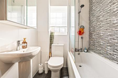 2 bedroom Semi-detached house for sale in Wolsey Island Way, Leicester