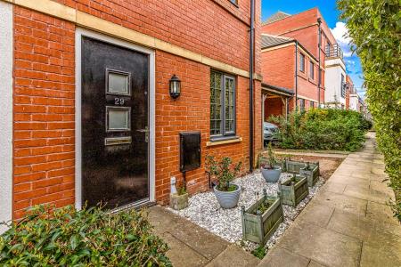 2 bedroom Semi-detached house for sale in Wolsey Island Way, Leicester