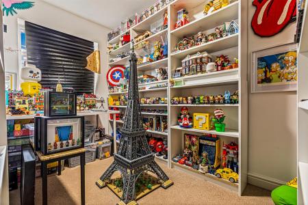 2 bedroom Semi-detached house for sale in Wolsey Island Way, Leicester