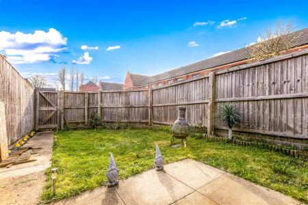 2 bedroom Semi-detached house for sale in Wolsey Island Way, Leicester