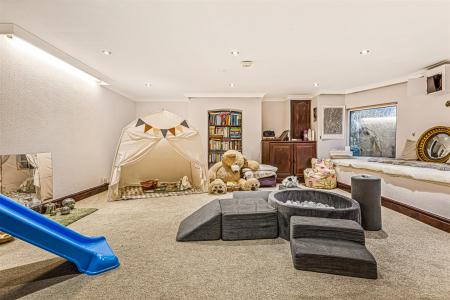 3 bedroom Flat for sale in Stoneygate Road, Leicester