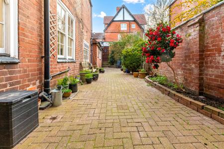 3 bedroom Flat for sale in Stoneygate Road, Leicester