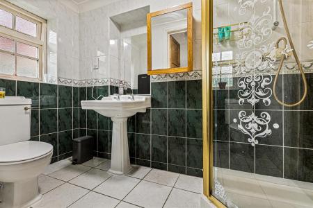 3 bedroom Flat for sale in Stoneygate Road, Leicester