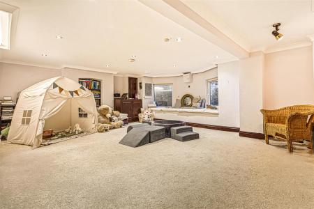 3 bedroom Flat for sale in Stoneygate Road, Leicester