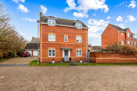 4 bedroom Detached house for sale in Woodlands Court, Oadby, Leicester