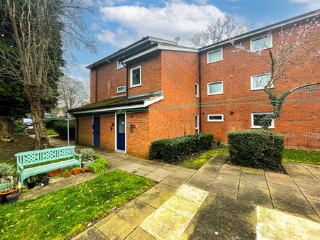 2 bedroom Flat for sale in Knighton Road, Leicester