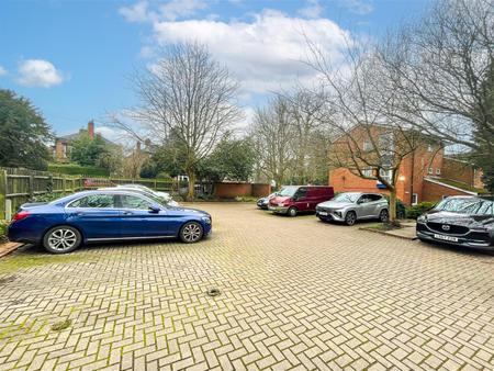 2 bedroom Flat for sale in Knighton Road, Leicester