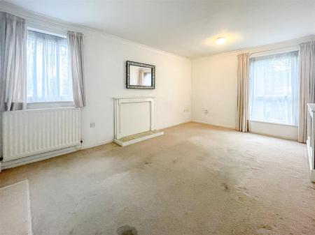 2 bedroom Flat for sale in Knighton Road, Leicester