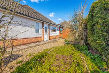 2 bedroom Semi-detached bungalow for sale in Foxhunter Drive, Oadby, Leicester