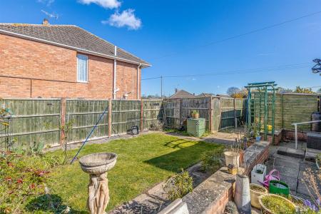 2 bedroom Semi-detached bungalow for sale in Foxhunter Drive, Oadby, Leicester