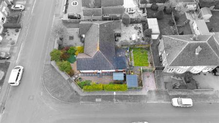 2 bedroom Semi-detached bungalow for sale in Foxhunter Drive, Oadby, Leicester