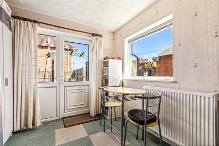 2 bedroom Semi-detached bungalow for sale in Foxhunter Drive, Oadby, Leicester