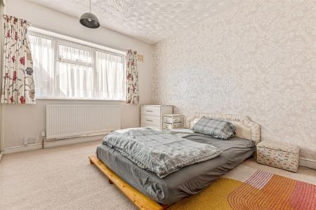 2 bedroom Semi-detached bungalow for sale in Foxhunter Drive, Oadby, Leicester