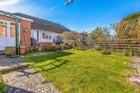 2 bedroom Semi-detached bungalow for sale in Foxhunter Drive, Oadby, Leicester