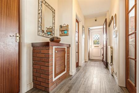 2 bedroom Semi-detached bungalow for sale in Foxhunter Drive, Oadby, Leicester