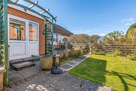 2 bedroom Semi-detached bungalow for sale in Foxhunter Drive, Oadby, Leicester