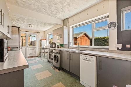 2 bedroom Semi-detached bungalow for sale in Foxhunter Drive, Oadby, Leicester