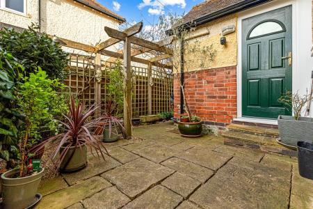 4 bedroom Semi-detached house for sale in Guilford Road, Leicester