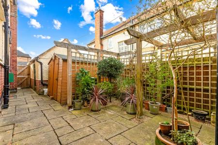 4 bedroom Semi-detached house for sale in Guilford Road, Leicester