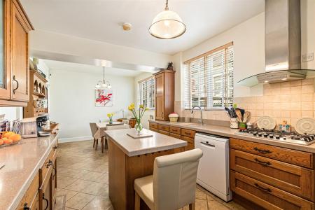 4 bedroom Semi-detached house for sale in Guilford Road, Leicester