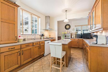 4 bedroom Semi-detached house for sale in Guilford Road, Leicester