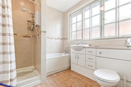 4 bedroom Semi-detached house for sale in Guilford Road, Leicester