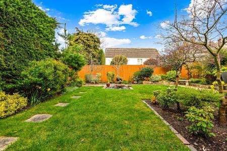 4 bedroom Semi-detached house for sale in Guilford Road, Leicester