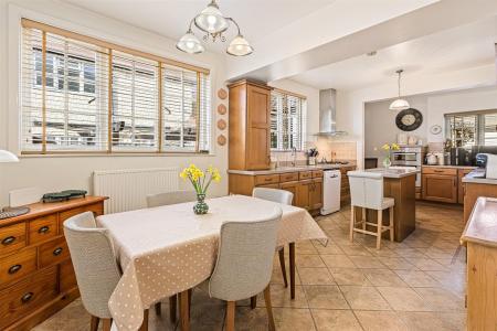 4 bedroom Semi-detached house for sale in Guilford Road, Leicester