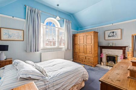 4 bedroom Semi-detached house for sale in Guilford Road, Leicester