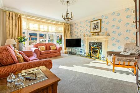 4 bedroom Semi-detached house for sale in Guilford Road, Leicester