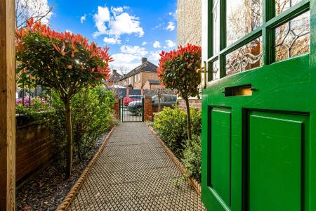 4 bedroom Semi-detached house for sale in Guilford Road, Leicester