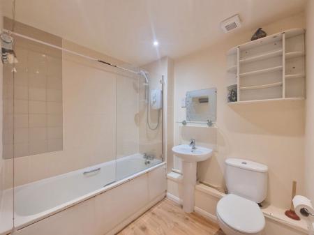 2 bedroom Property to let in Fleetwood Court, Leicester