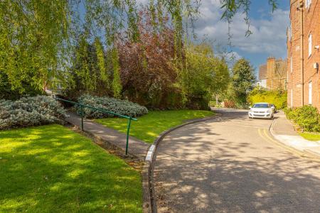 3 bedroom Flat for sale in Stoneygate Court, London Road