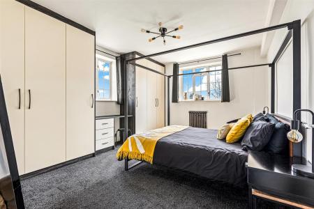 3 bedroom Flat for sale in Stoneygate Court, London Road