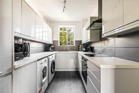 3 bedroom Flat for sale in Stoneygate Court, London Road
