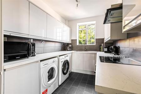 3 bedroom Flat for sale in Stoneygate Court, London Road